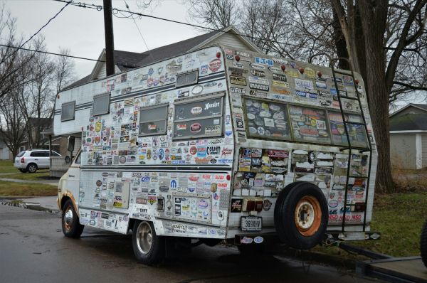 10 astuces pour booster la visibilité de votre camionnette grâce aux stickers